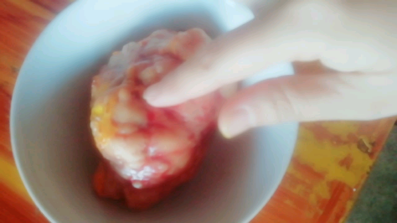 杀只鸡炖汤,肚子里掏出来这一坨东西,不知道是不是鸡宝,公鸡会