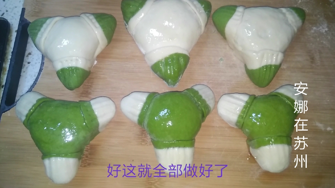 安娜来分享一个菠菜创意馒头,放点红豆沙蓬松软糯,孩子抢着吃!