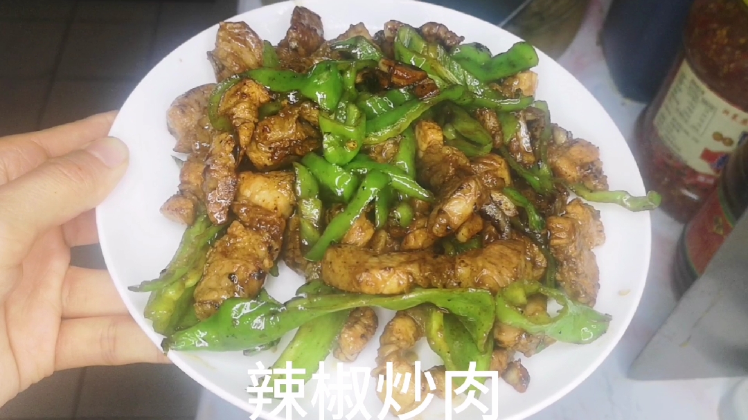 湖南人最爱的辣椒炒肉粉,家里没有粉就用的干粉做的,解解馋