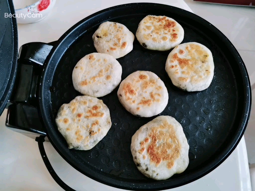 宅在家做雪菜馅饼,老爸吃了十个,下次做猪肉馅饼。