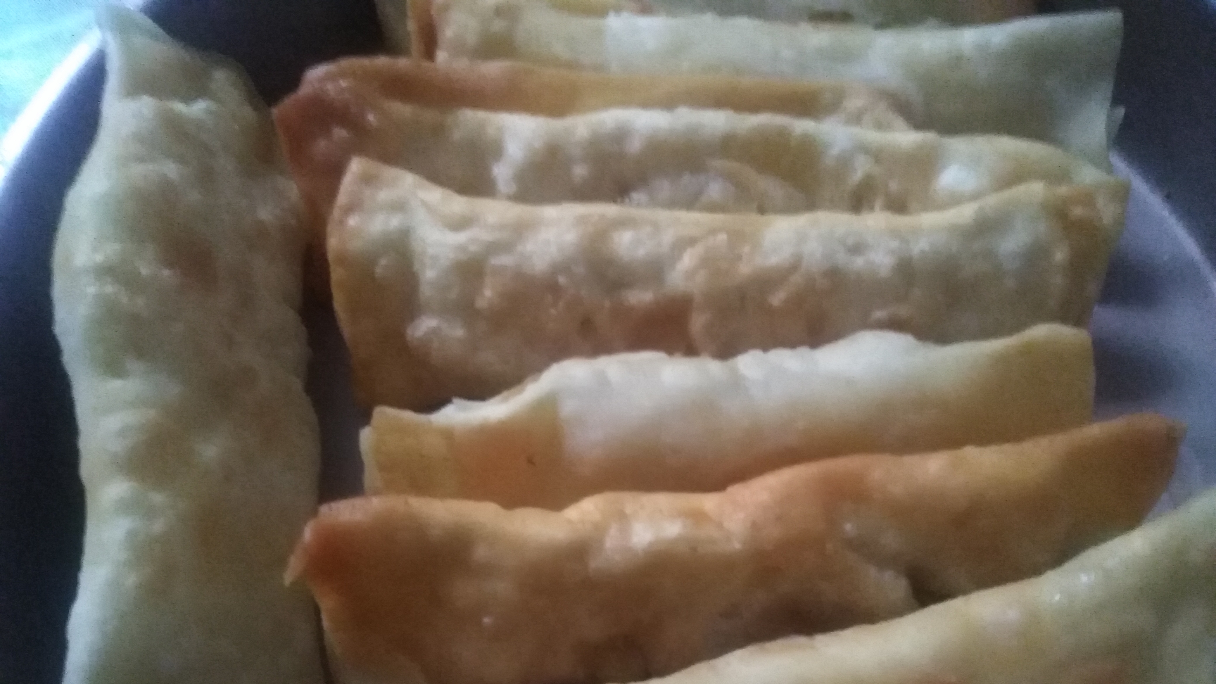 几张馄饨皮和两个香蕉,做一道外皮酥脆不输油条的小零食