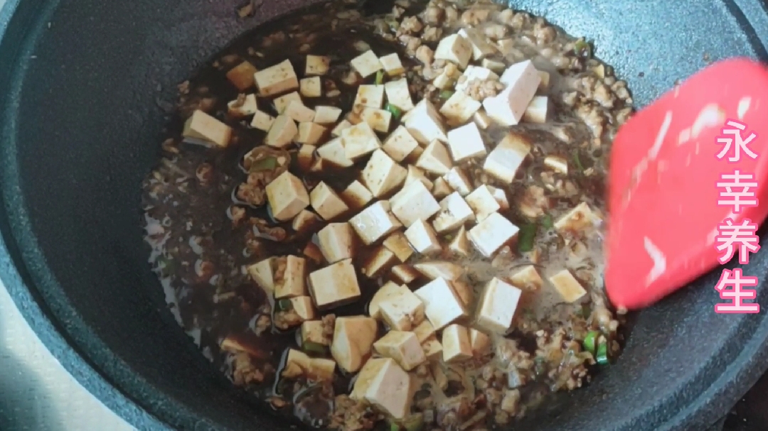 疫情期间蔬菜缺乏,在家给孩子们做杂酱面一人一碗,吃过瘾