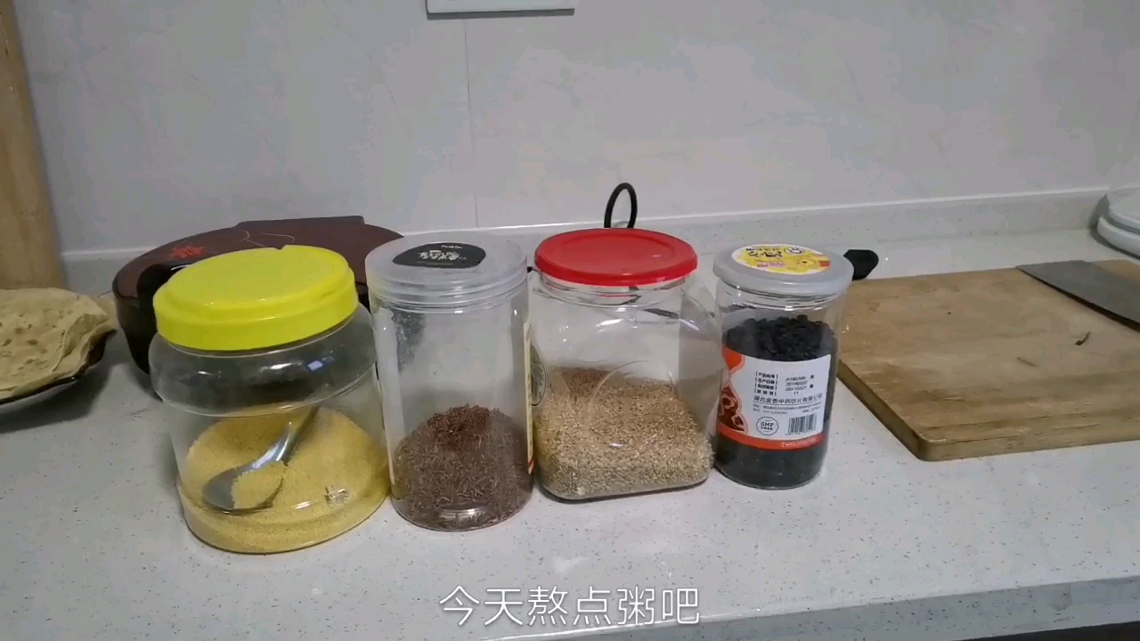 自制鸡蛋灌饼,4岁儿子配着沙拉酱吃了俩!还吃了一碗大草莓!