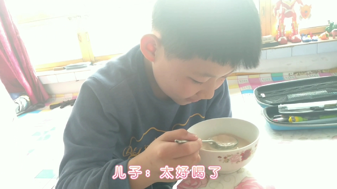 孩子想喝奶茶,妈妈用1袋牛奶2勺糖,做出来网红焦糖奶茶,太美味