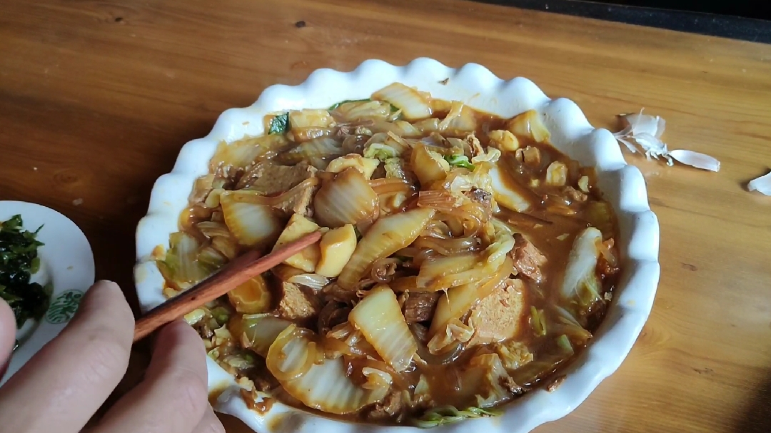 白菜冻豆腐炖牛肉好吃下饭,它还有一个响亮的名字叫乱炖。
