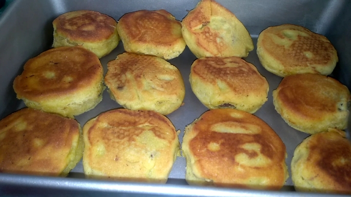 玉米面包入红豆沙,煎一煎,烤一烤,健康粗粮玉米饼就做好了