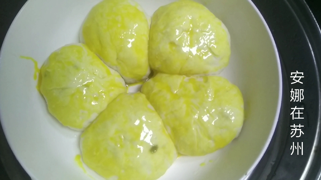 安娜今天在家用葡萄干给儿子蒸个面包吃,刷上鸡蛋液漂亮又有营养