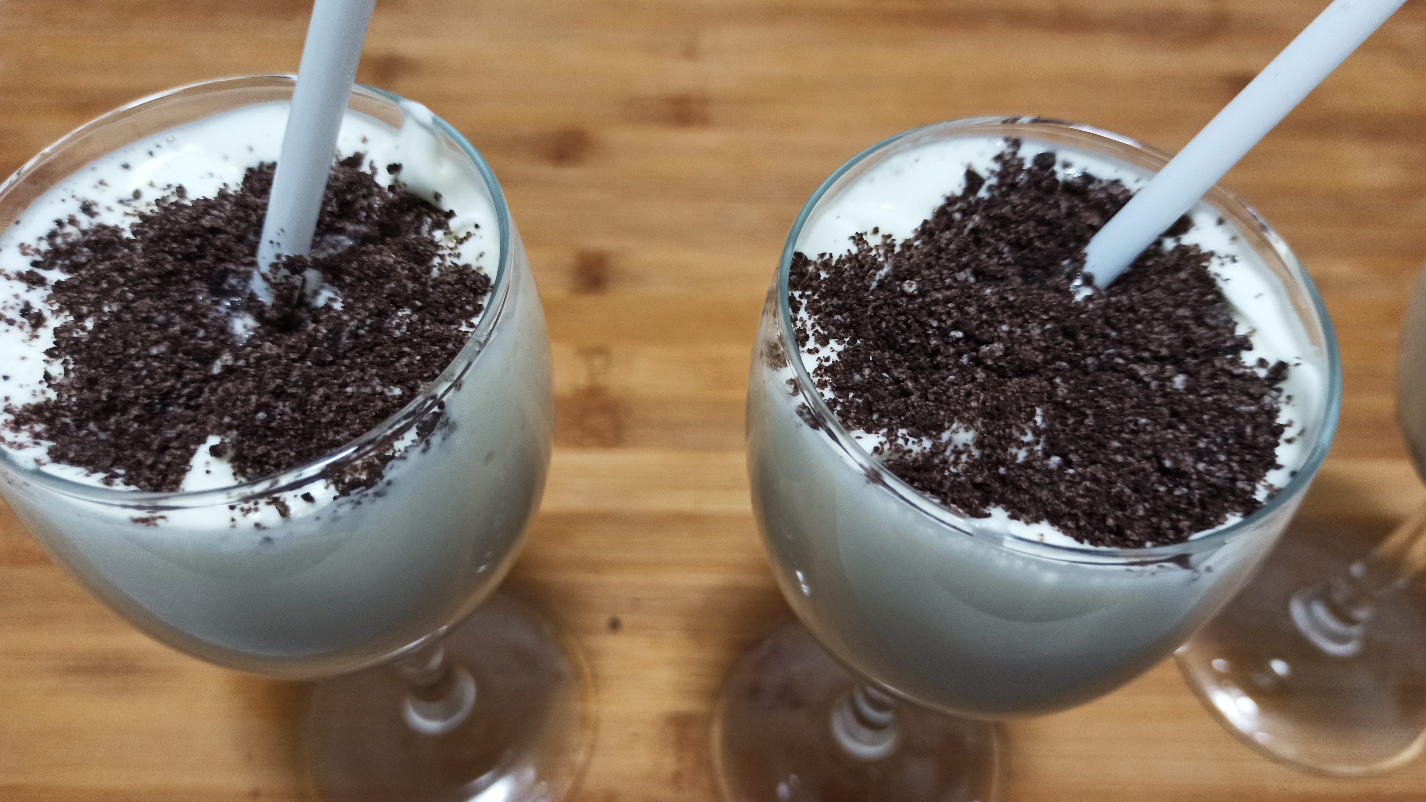 红豆奶茶,加点打发的淡奶油和巧克力粉,在家做容易又好喝