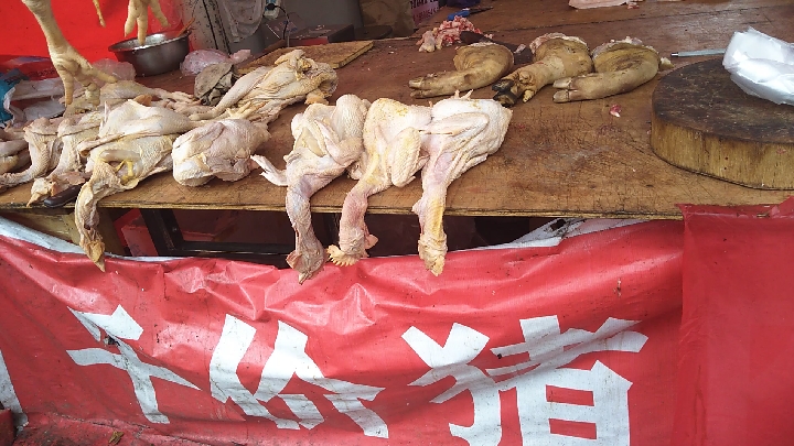 杀好的三黄鸡肉,看看怎么卖,你会买吗?