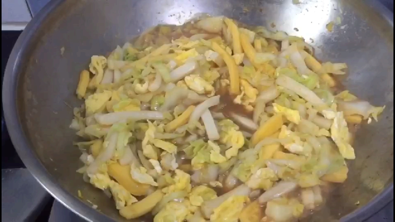 美好的一天从早饭开始(鸡蛋包菜炒年糕)。