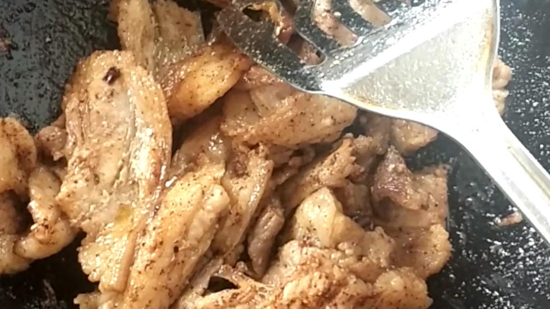 盐煎肉卷土豆丝春饼,好吃。家人都喜欢。