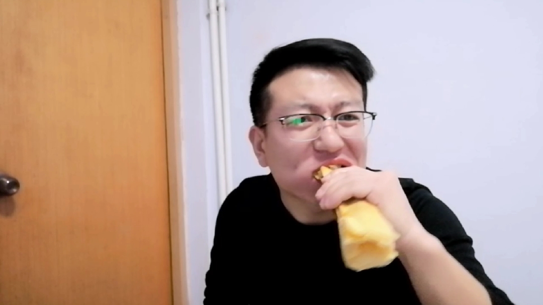山东人吃煎饼都是卷的什么