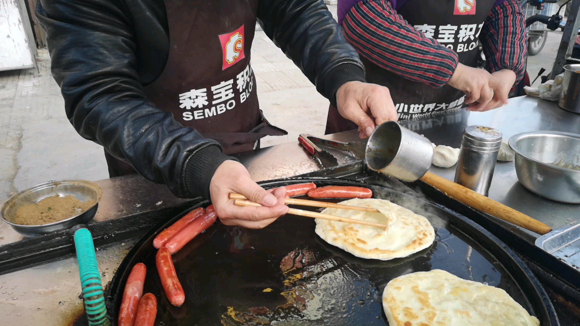 陕西农民夫妻三轮车卖鸡蛋灌饼,特好吃,生意火爆,大饼卷一切