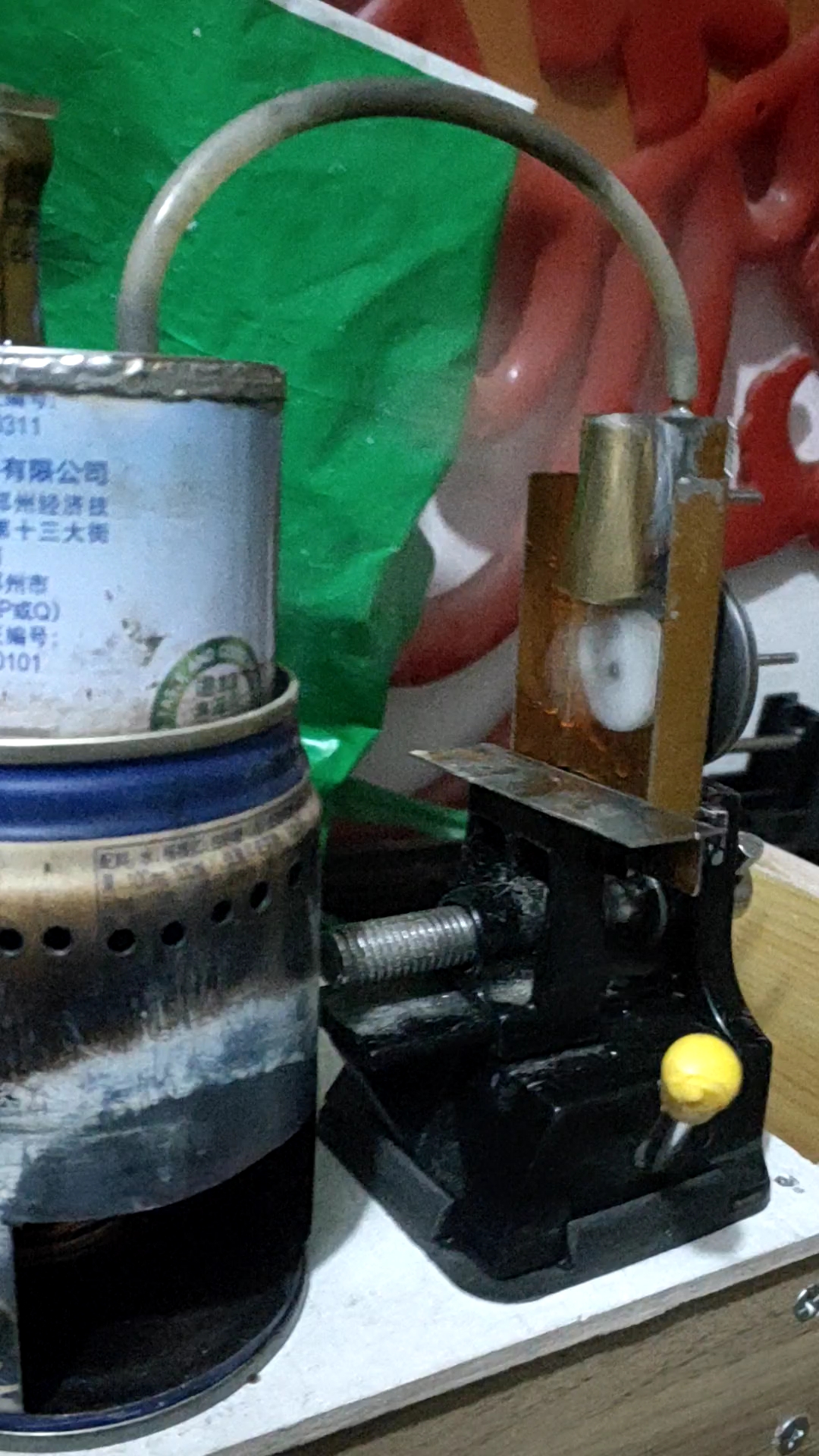 制作一台小型蒸汽发动机,发动起来真像那么一回事。