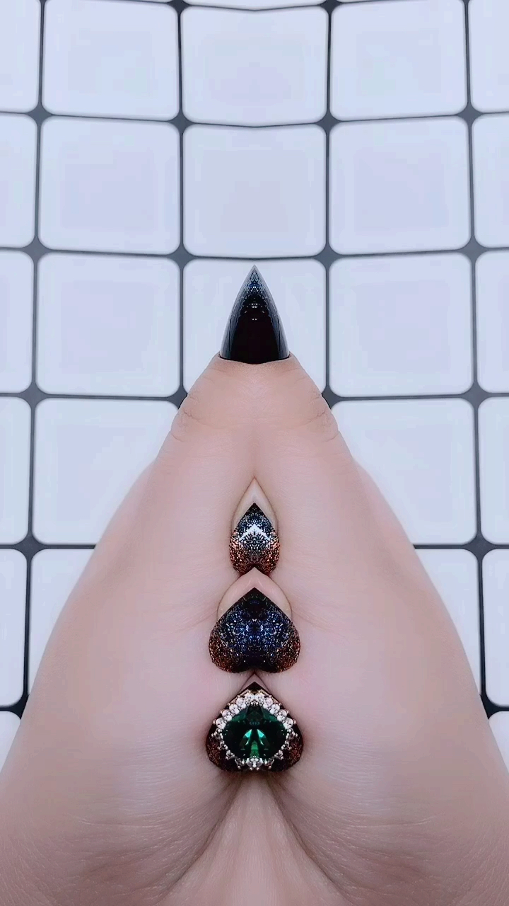 #我要变好看#穿戴甲见过吗?一款孕妇儿童都能放心佩戴的穿戴式美甲。戴上后特别牢固,洗澡都是