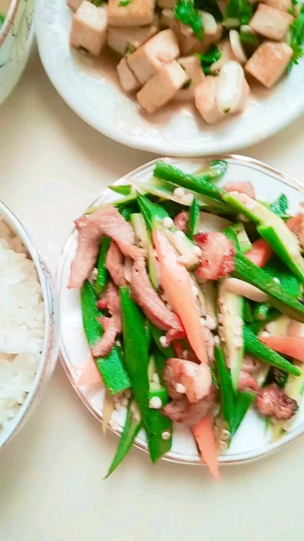 月子餐:  肉末香菇汤,秋葵炒肉,素炖豆腐,米饭。