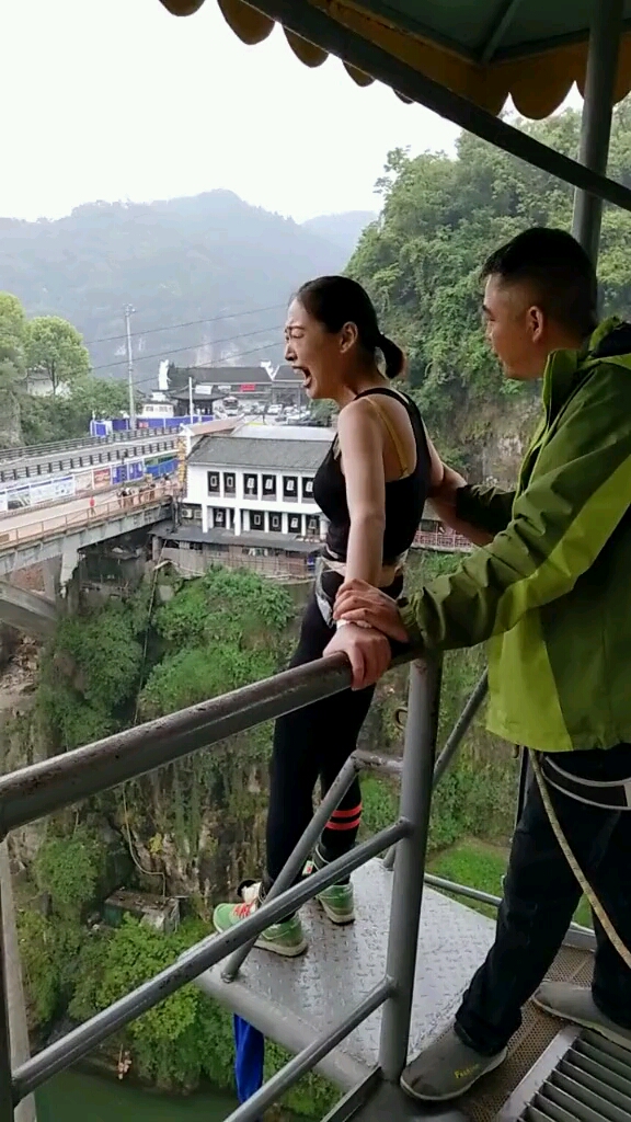 #全民独门绝技咖#你到底跳不跳，我还要去买菜，美女吓尿裤子啦，太尴尬，我想知道谁叫你上去的