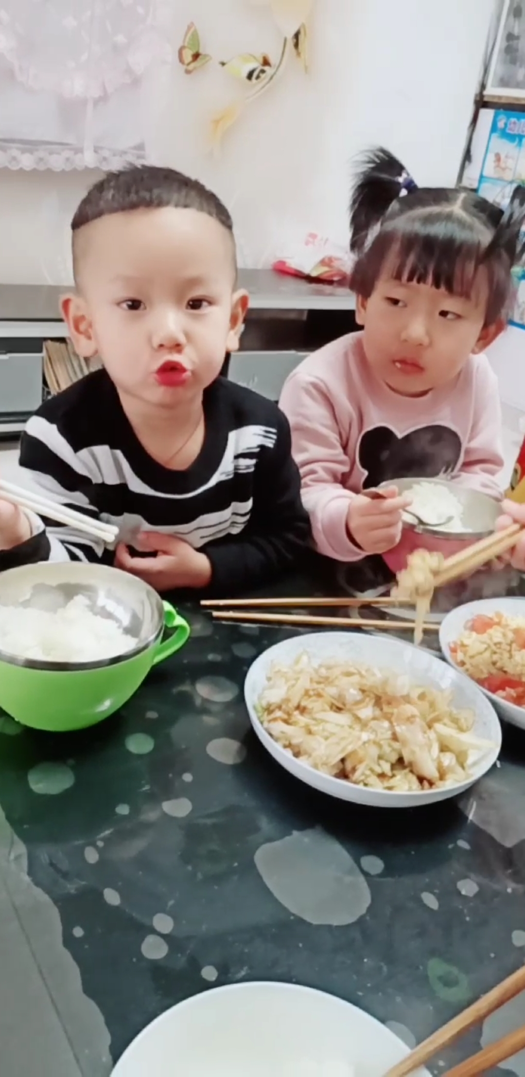 #开饭喽#开饭喽!炒圆白菜,西红柿鸡蛋!孩子们爱吃就好!