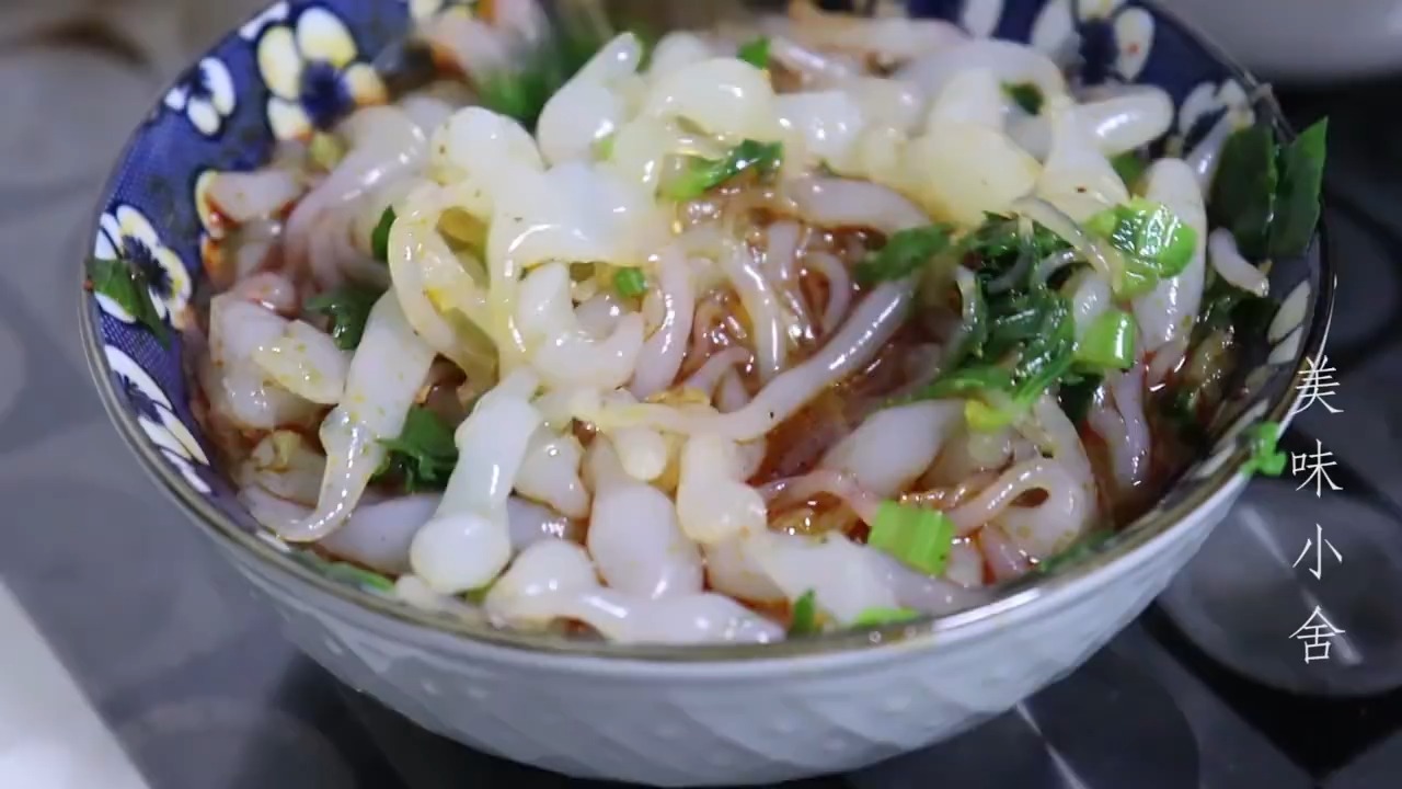 #自制凉粉#教你在家做凉粉漏鱼鱼，详细做法和比例都告诉你，看一遍就学会