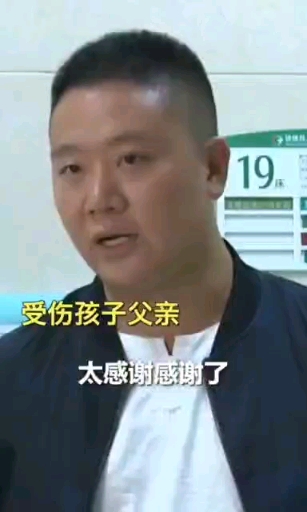 军人本色!你逼停插队车辆,为救护车开道的背影真帅[强]#央视新闻