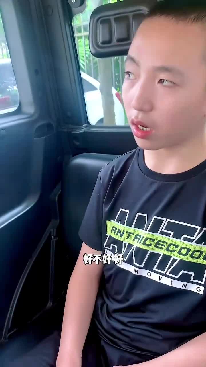 #自闭症#轩轩帮爸爸取快递,收到两件印着轩轩卡通头像的T恤,穿起来很好看