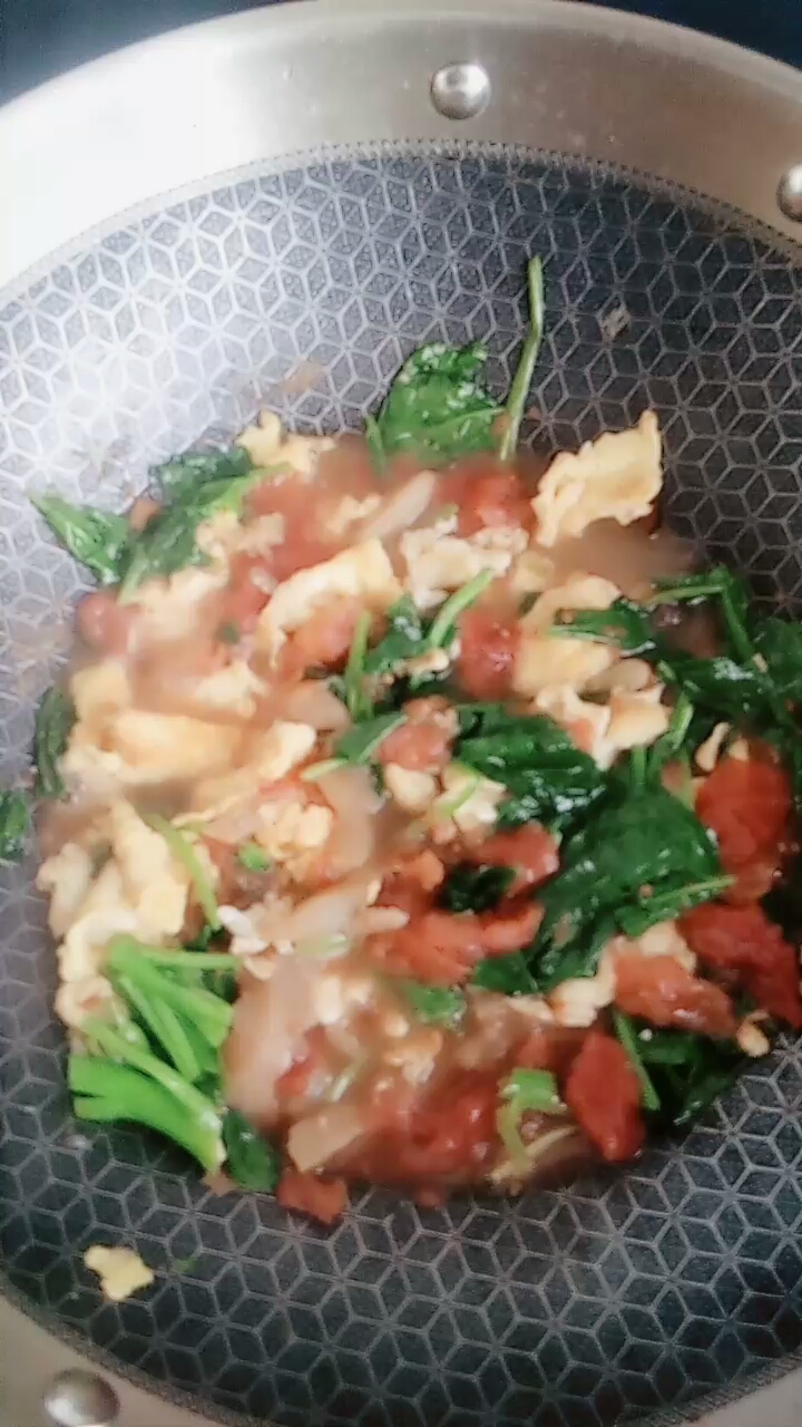 #食神大PK#西红柿炒鸡蛋(加点儿菠菜丶洋葱)这样味道儿好极了
