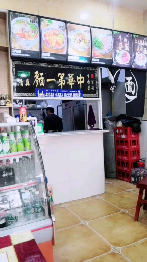 正宗兰州牛肉面不叫兰州拉面,叫兰州牛肉面,店铺干净整洁,美味酸菜牛肉面。美味啊,