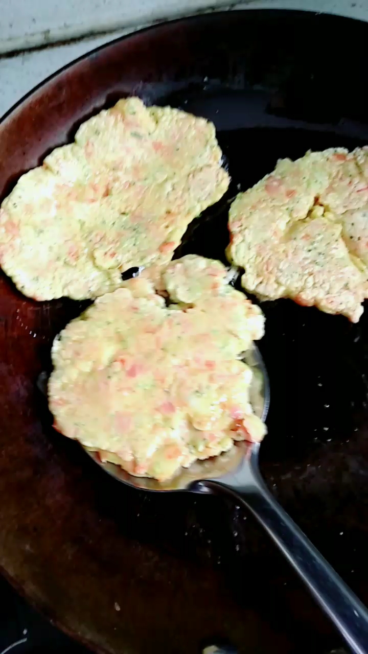 这样做简单好吃,有营养。 配料:西兰花,胡萝卜,香肠,鸡蛋,面粉加水。