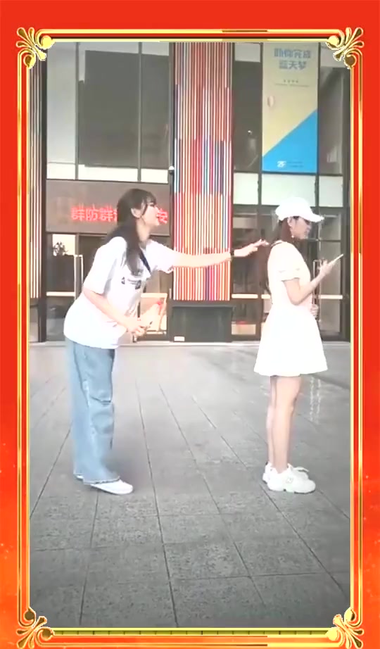 #搞笑段子#原来闺蜜也有调皮的时候啊,还好我肌肉发达,不然肯定得吃亏啊