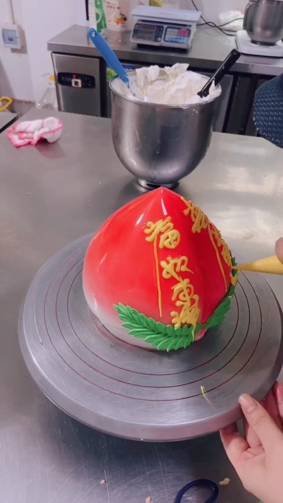 巧克力配件时代,奶油蛋糕寿桃还能撑多久