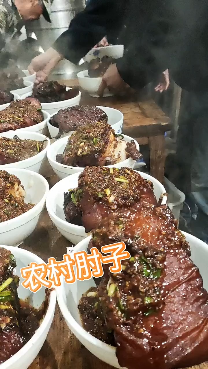 在农村用一头全猪做出了几十个正副肘膀子肉