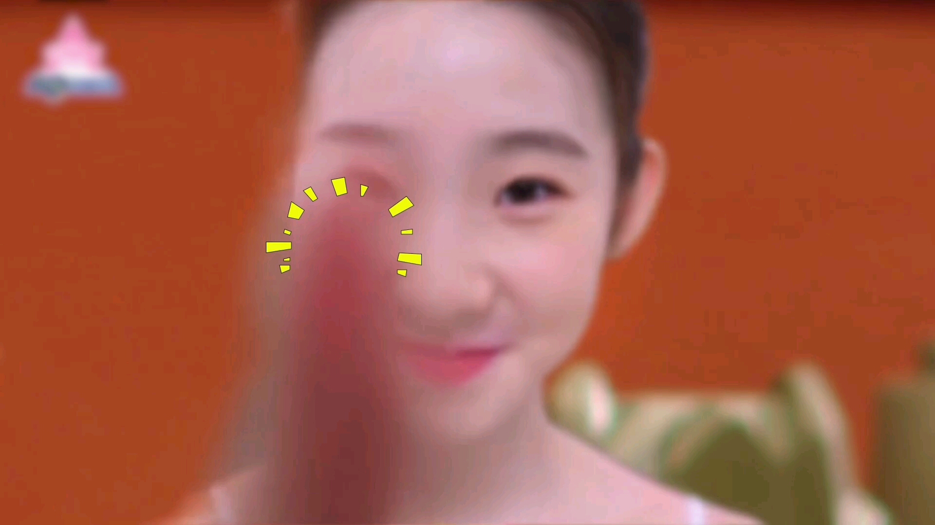 TFBOYS小师妹张艺凡,八音盒上跳芭蕾,天鹅颈蝴蝶背太仙了