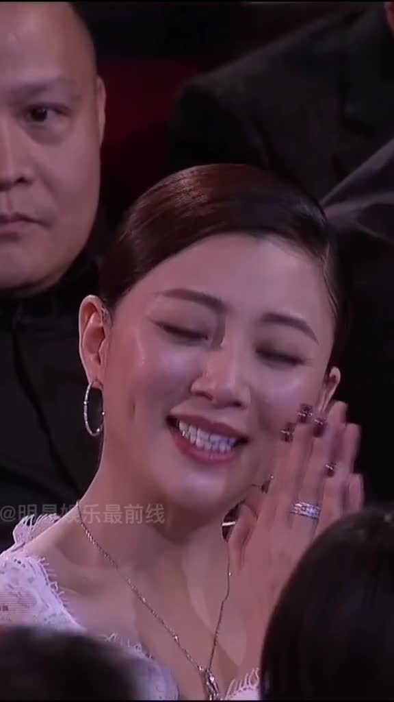 #殷桃 因出演温州一家人,搭错车被人熟知,曾被张丰毅质疑演技,凭鸡毛飞上天获得了影后,你有