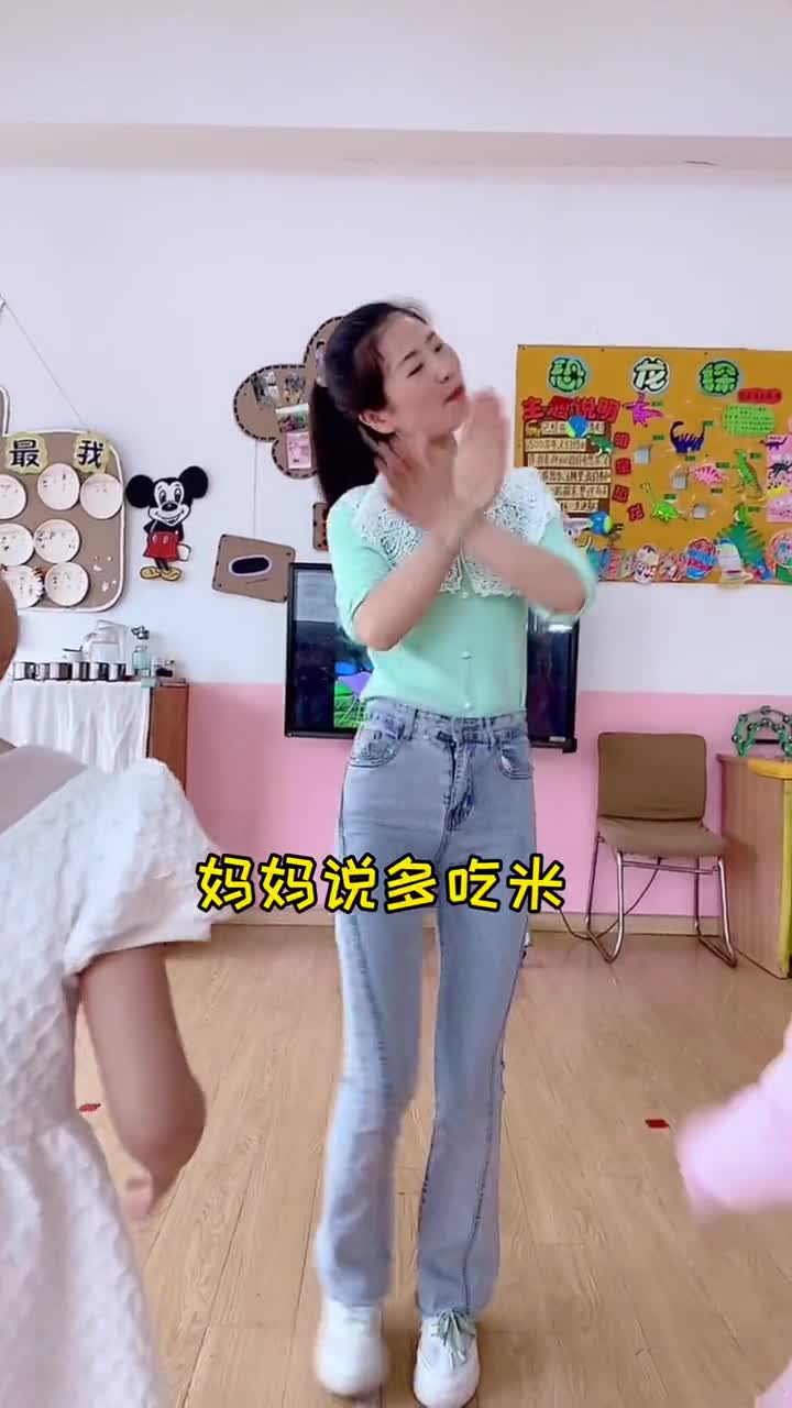 幼儿舞蹈很欢快的简单舞蹈小鸡吃米大家觉得我这支小鸡怎么样大脸妹小鸡吃米