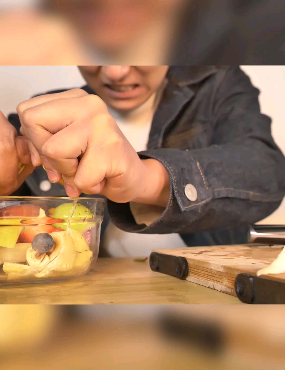 把超市里全部水果买回做一份水果沙拉!榴莲加柠檬不能忍