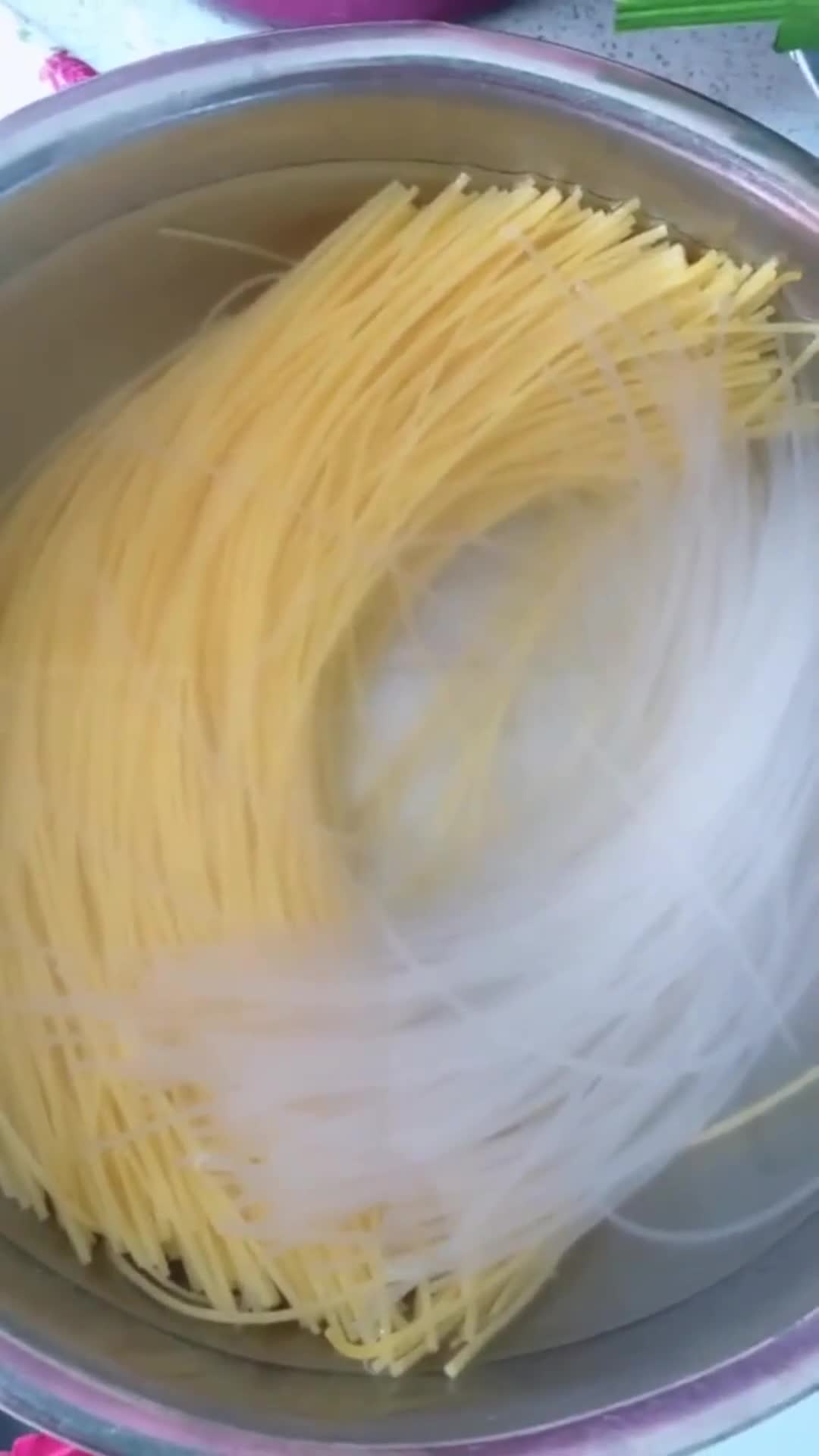 自制麻辣烫,可以放入自己喜欢的食材,实惠又好吃,值得一试