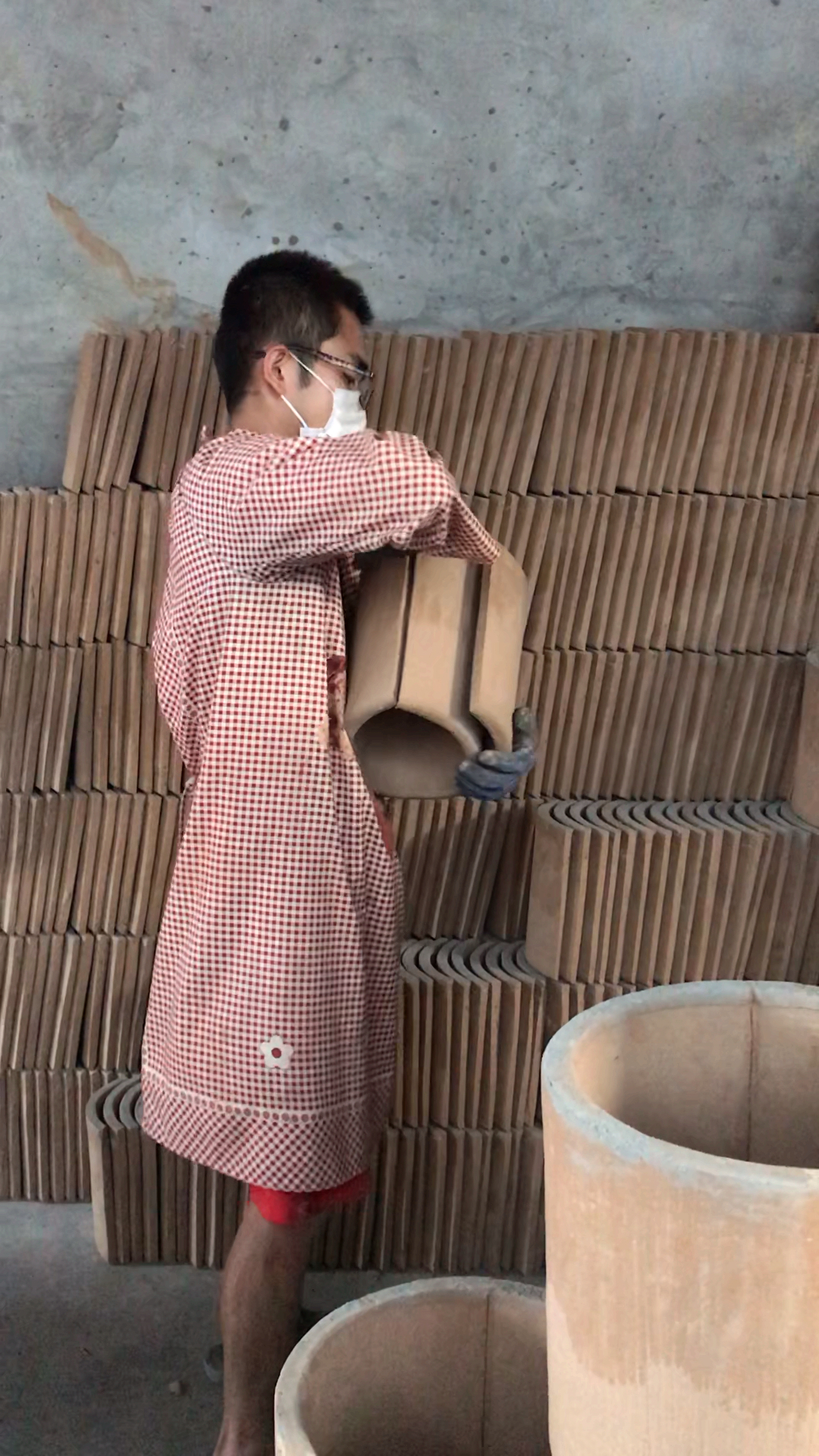 致力于打造当代品质最好的纯手工胶泥青陶古砖瓦,为我国古建筑艺术文化添砖造瓦!