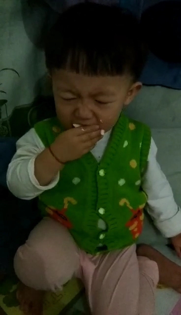 吃鸡蛋的小表情真可爱