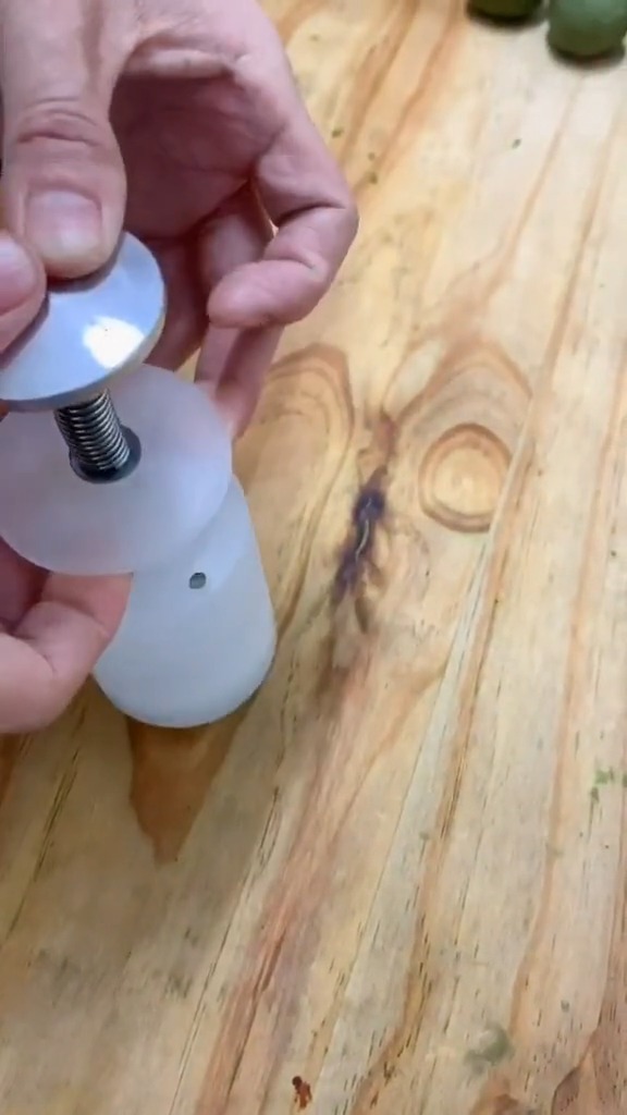 绿豆糕是传统特色糕点之一,属消暑小食。配方的做法在视频的最后面,需要的可以保存哦