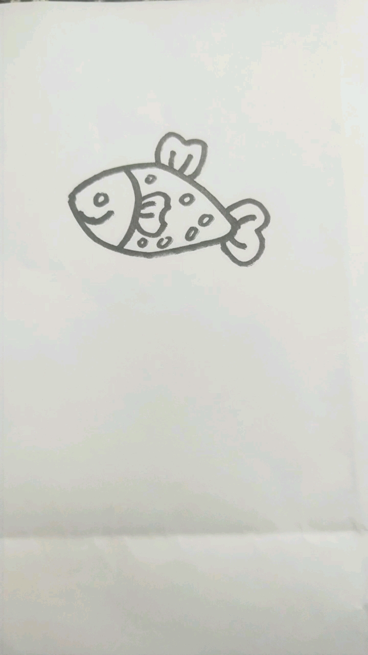 画只海底世界的小鱼,一起来学学看吧