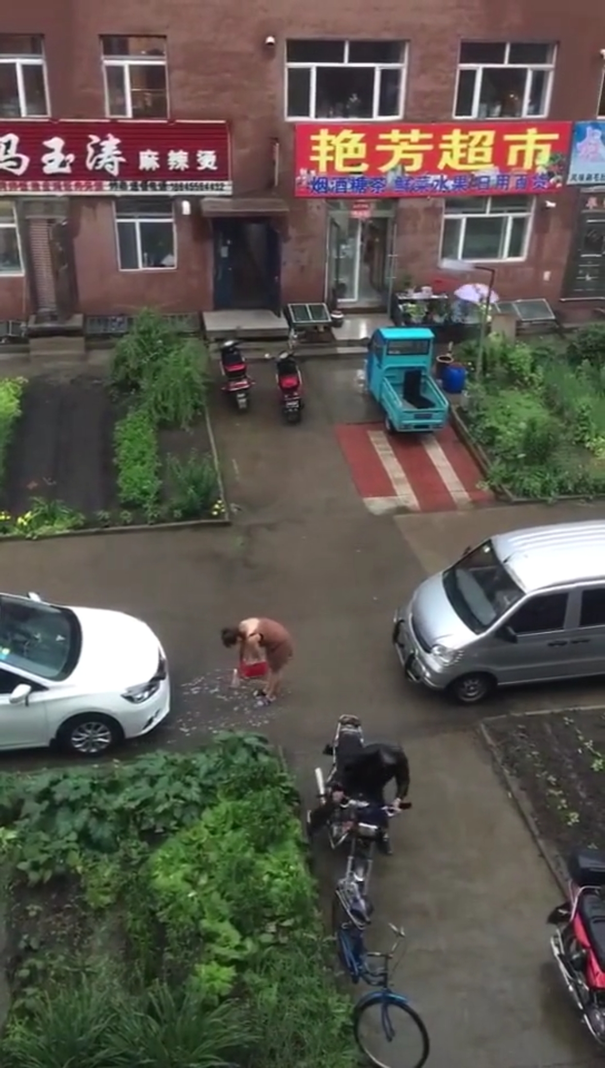 这大下雨天在外边儿就洗上了,这是干啥呢?