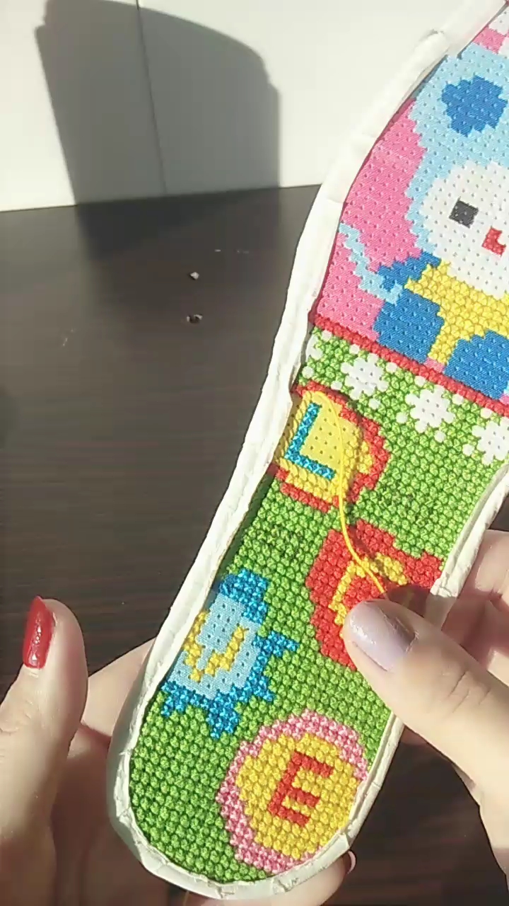 眼睛串花了