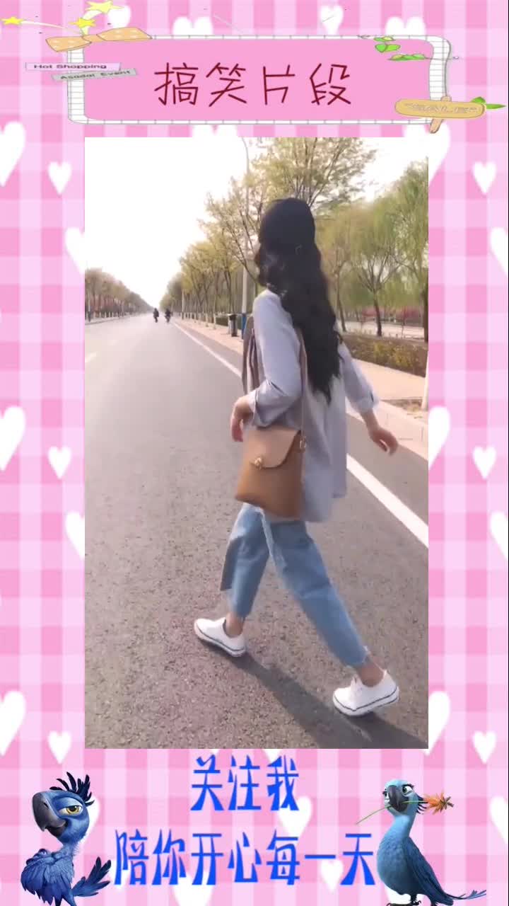 浅色上衣加蓝色牛仔裤加小白鞋,小姐姐这身搭配时尚又百搭,搞笑视频