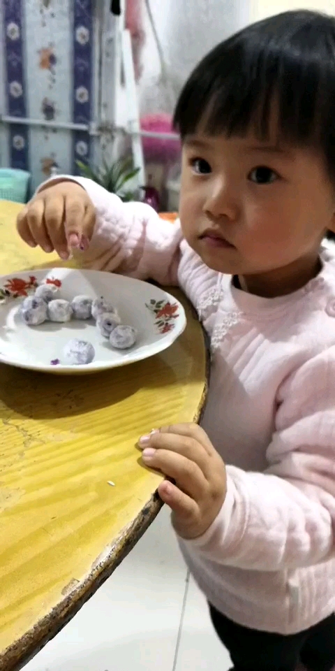 小姨做的紫薯球   看淇淇的表情  演技派   好吃  再来一盘
