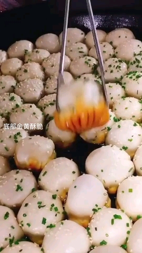 特色灌汤生煎包,原料:面粉500克、猪夹心肉500克、猪皮冻200克、盐3克、糖