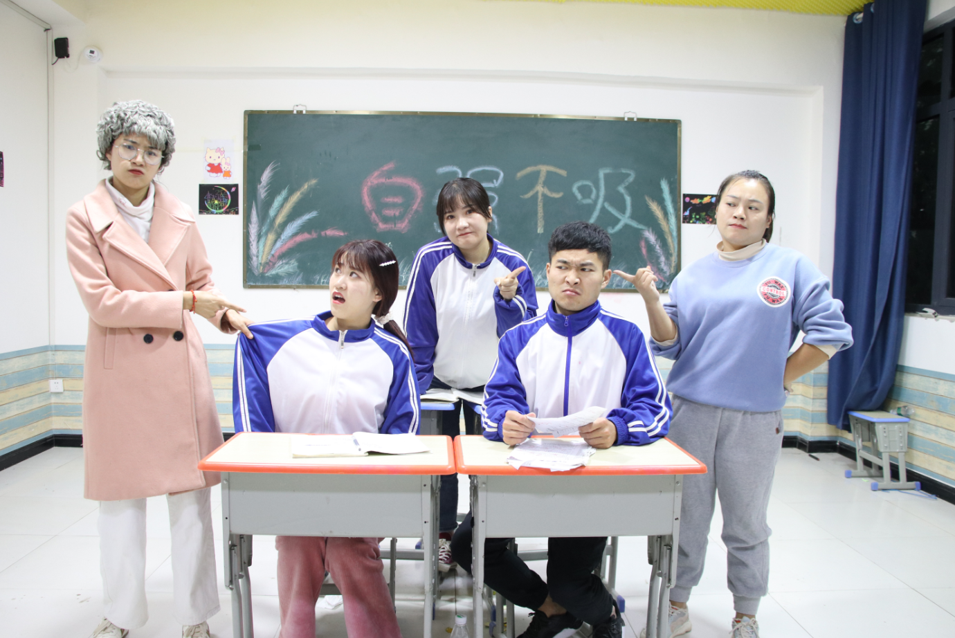 校董的奶茶不知道被谁偷喝了,还有人失去了记忆,你知道是谁吗?