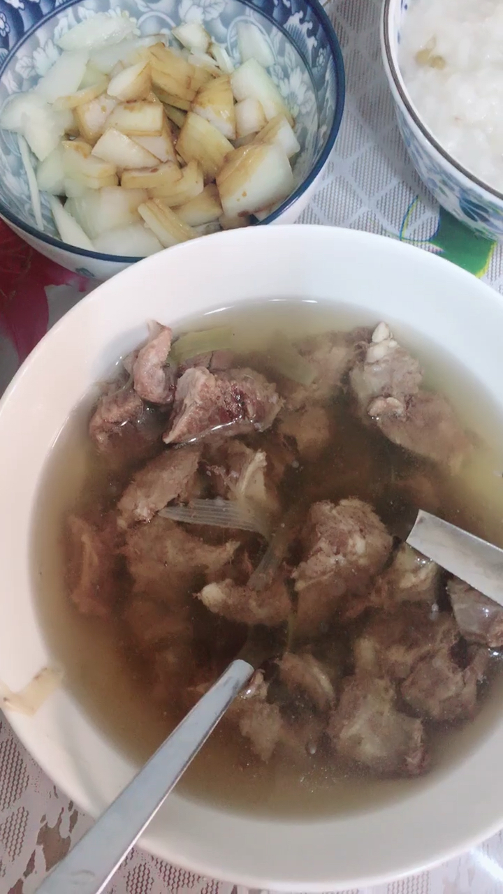 歹饭喽!牛肉汤 土豆丝炒海带丝美味营养的午餐