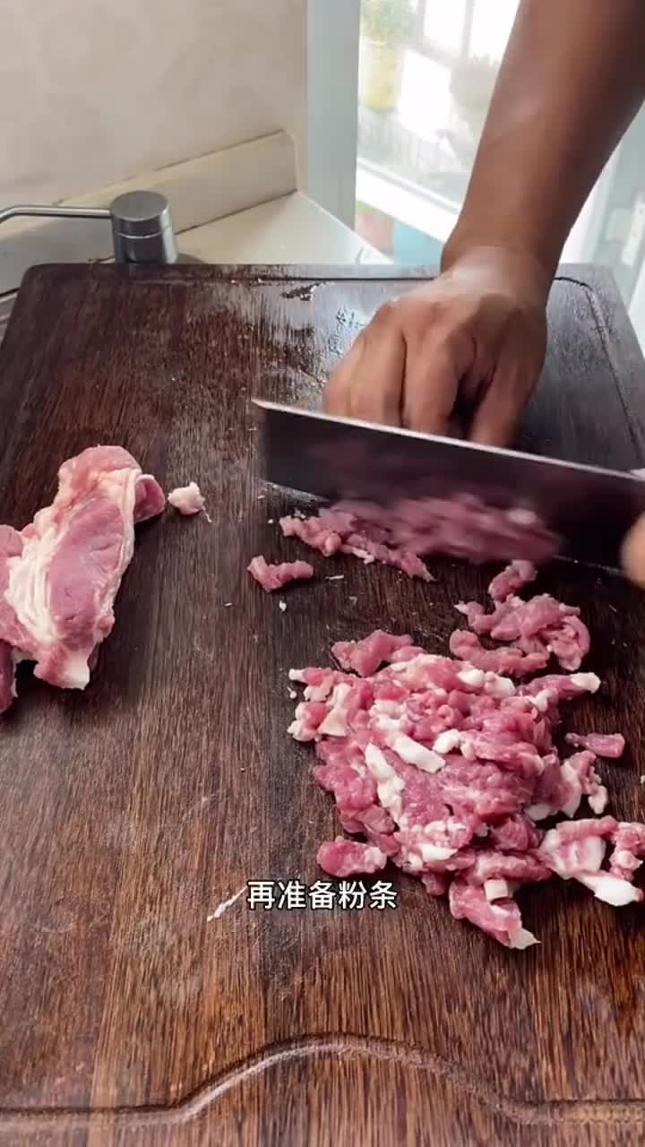 美食不用肠衣,在家也能做出好吃的肉肠,跟着我一起做吧,鸡蛋卷里面包裹着肉馅,太香啦!