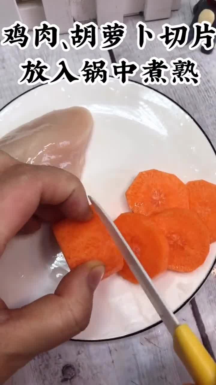 胡萝卜肉泥可以加到米粉里面食用,也可以直接食用