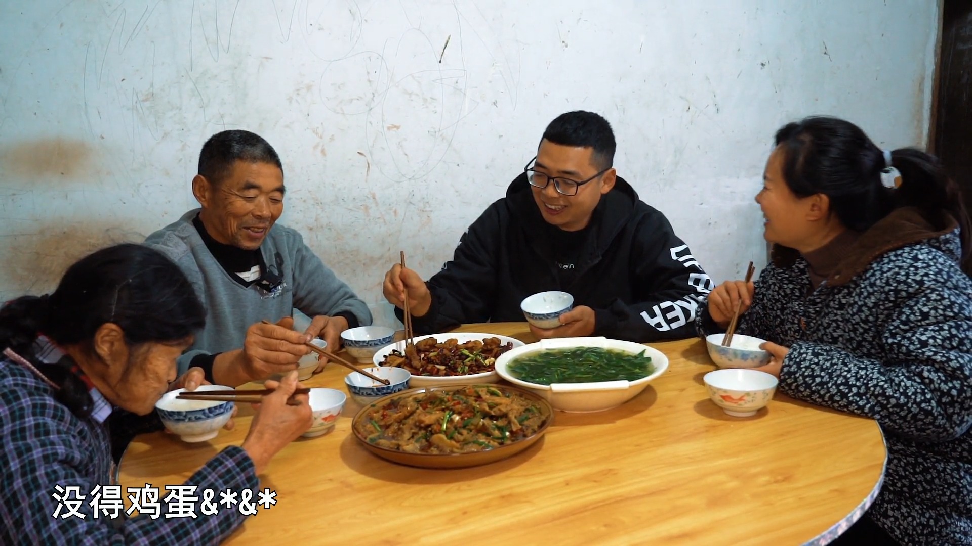 #美食记#冬天上坡砍柴是对过年的期待,做一盘麻辣小酥肉,一口一块,真过瘾